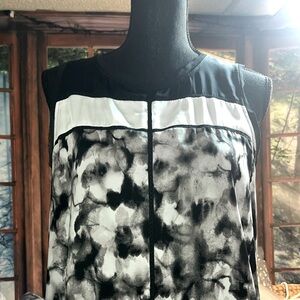 #135(M)Vera Wang sleeveless blouse with back button closure, built-in slip